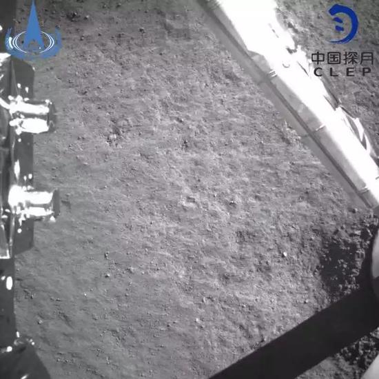 图为嫦娥四号探测器动力下降过程降落相机拍摄的图像