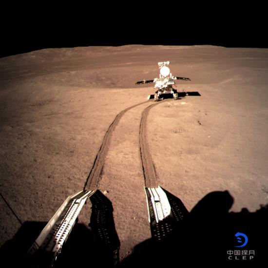 △由嫦娥四号着陆器地形地貌相机拍摄的玉兔二号在A点的影像图