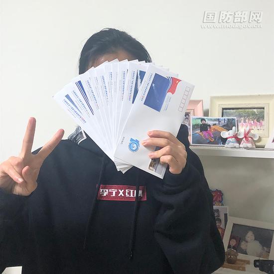 略为羞涩的“麻叶绿了”同学与纪念册合照。