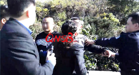 法警将3名男子控制