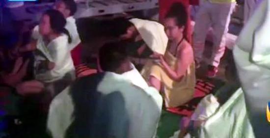 右边黄色衣服女孩为孟影在事故现场，截图来源于网络视频