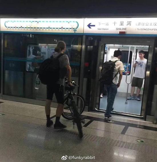 外国人能推自行车上地铁？北京地铁:乘客腿部受伤