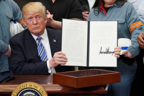 美国总统特朗普8日签署公告对进口钢铁和铝产品征收高关税。新华社/法新