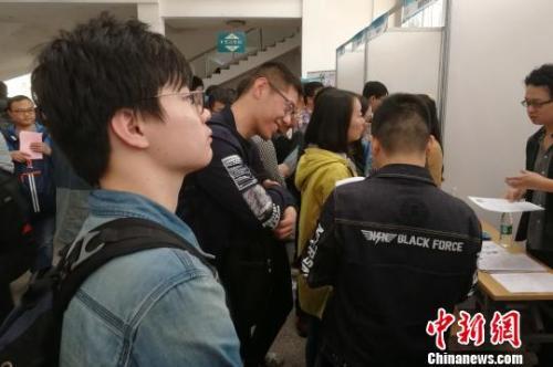 资料图:“西安交通大学2018届毕业生春季大型招聘会”现场。 燕武 摄