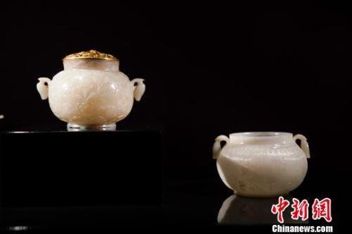 故宫博物院藏“青玉浮雕绘画纹炉”(左)和阿勒萨尼收藏“双耳罐”(右) 杜洋 摄