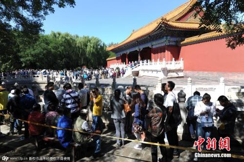 资料图:游人参观“石渠宝笈特展”。图片来源:CFP视觉中国