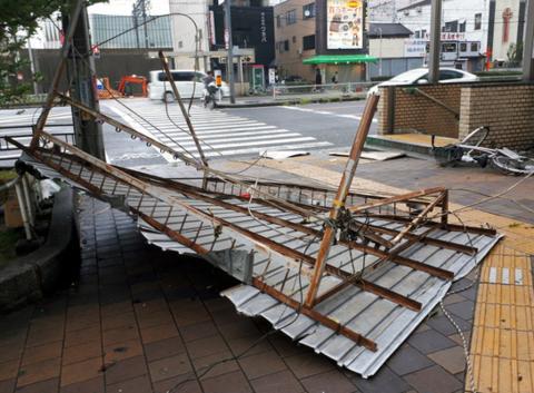 日本遇25年来最强台风 卡车被掀翻树木被拔起