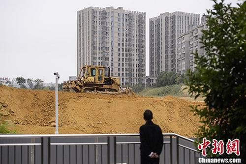 资料图:长沙一楼盘工地上,推土机正在作业。中新社记者 杨华峰 摄