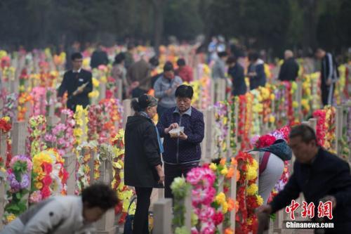 资料图:4月3日,山西省太原市,大批民众在墓园祭奠亲人。 韦亮 摄