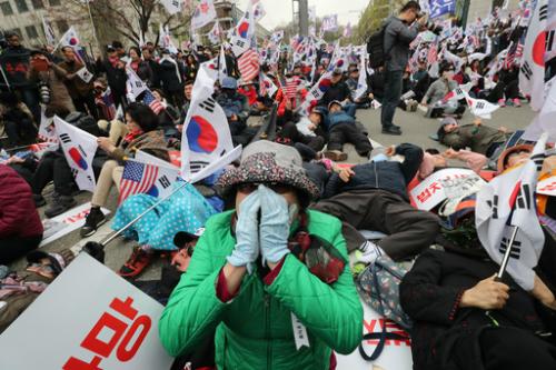 朴槿惠获刑24年，支持者们痛不欲生