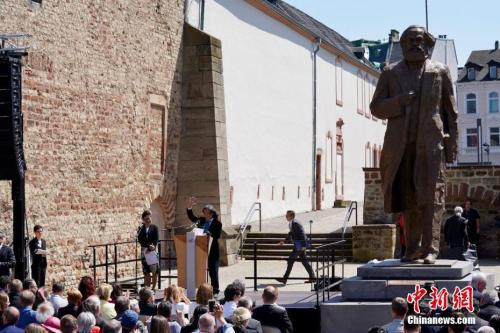 资料图：5月5日，中国赠送的马克思雕像在其故乡德国特里尔正式揭幕。中新社记者 彭大伟 摄