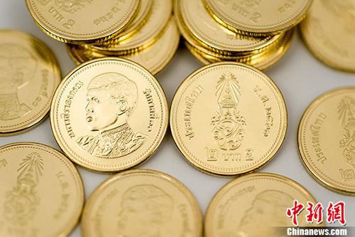 5月29日，由中国印钞造币总公司所属沈阳造币有限公司承制的泰国2泰铢硬币从沈阳成功发运，这是新版2泰铢硬币公开发行后的首次发运。当天从沈阳启运的2泰铢硬币共9个集装箱、4500万枚，总面值达9000万泰铢。硬币启运后将从沈阳运往大连港，通过海运于17天后到达泰国。 中新社记者 魏晞 摄