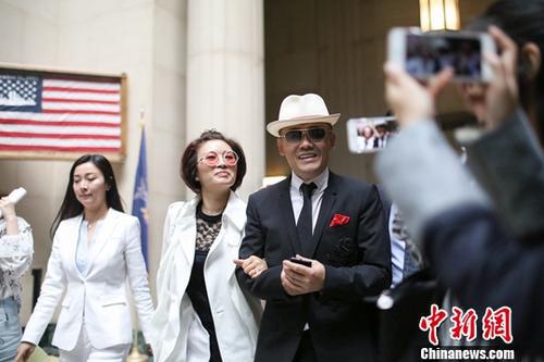 资料图：当地时间2018年5月24日，中国脱口秀演员周立波与妻子胡洁走出法庭。这是周立波案的第十次开庭。中新社记者 廖攀 摄