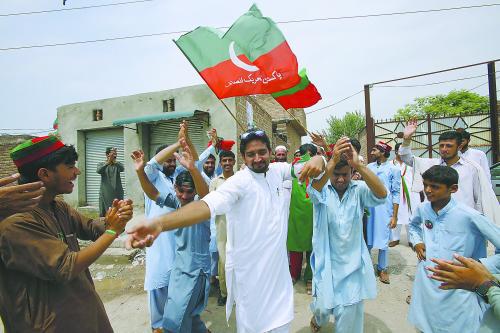 26日，在巴基斯坦白沙瓦，当地居民跳舞庆祝正义运动党领导人、板球传奇人物伊姆兰·汗在大选中获胜。