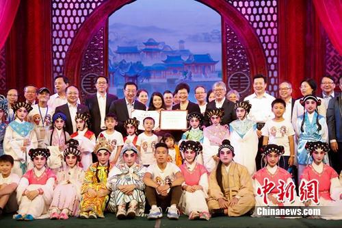 图为合影。 杜洋 摄