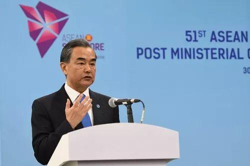 ▲2018年8月2日下午,國務委員兼外交部長王毅在新加坡出席中國-東盟(10+1)外長會後舉行中外媒體吹風會。