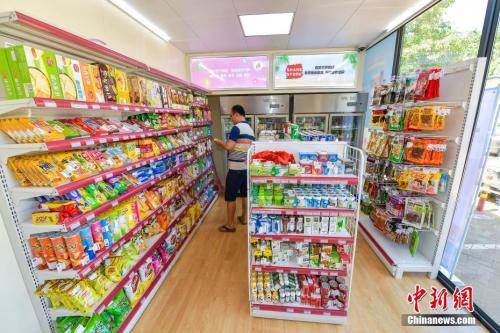 资料图:一位海口市民在无人便利店体验购物。中新社记者 骆云飞 摄