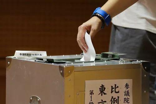 ▲7月21日,在日本东京,选民在投票点投票。新华社记者 杜潇逸 摄