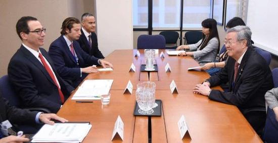 2017年4月,美国财长姆奴钦与周小川、商务部长肖捷“商谈”汇率与贸易。