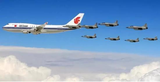 △2015年4月20日,巴基斯坦“枭龙”战机为习近平主席专机护航