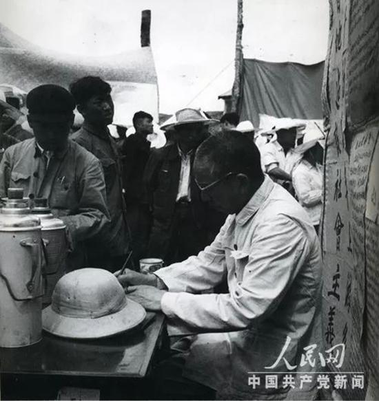 1956年，王震任农垦部部长。这是他在农场现场办公。