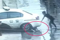 捉谣记|河北保定一名男子家门口被警车碾压？