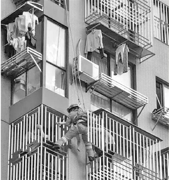 女童挂7楼阳台6楼邻居抓住脚 消防员速降救援(图)
