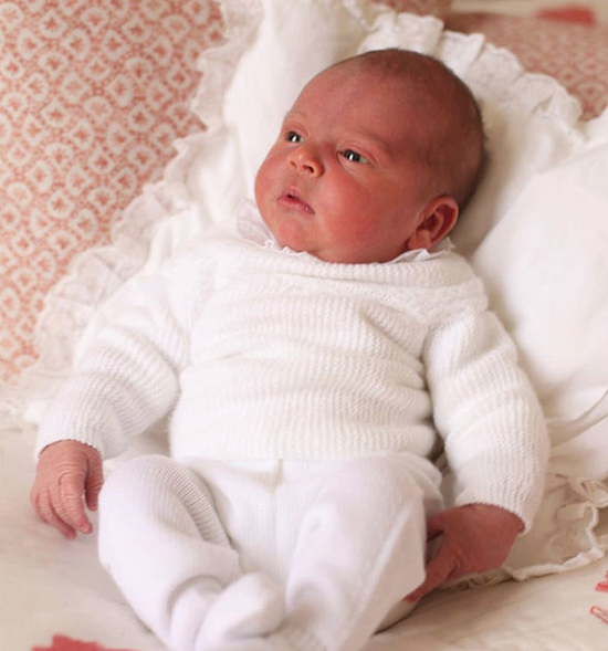 英国路易小王子照片首度公开 获姐姐送香吻(图