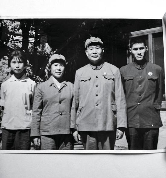 上世纪60年代,萧劲光(右二)与家人合影,左二为夫人伟涛,左一为女儿肖南,右一为儿子肖伯鹰。