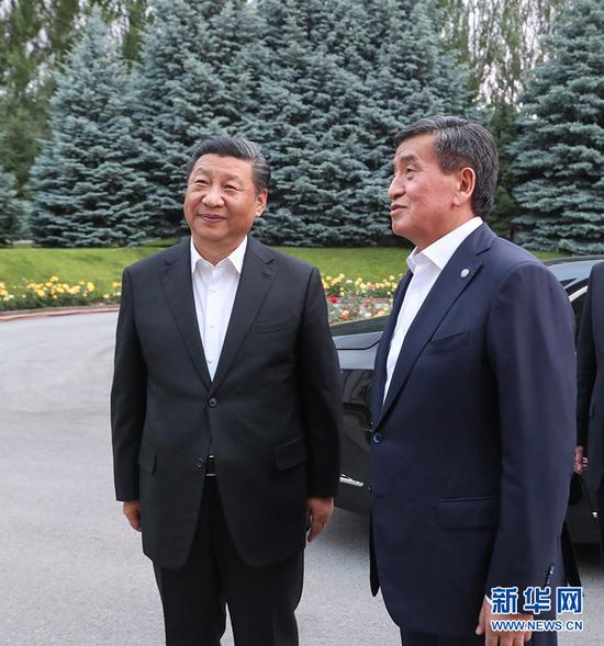 6月12日,甫抵比什凯克的国家主席习近平,应吉尔吉斯斯坦总统热恩别科夫邀请,来到总统官邸。两国元首亲切会见。 新华社记者 姚大伟 摄