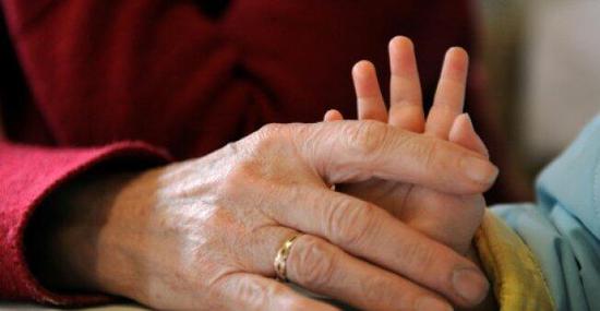 法国家庭调查:照顾孙辈时间长 老年人成“保姆”