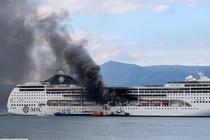 希腊旅游胜地科孚岛一艘轮船起火 浓烟冲天