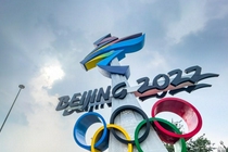 北京冬奥会徽矗立