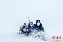 民警踏雪巡边