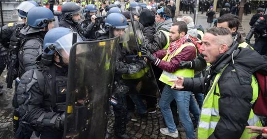 24日,反对者与防暴警察发生冲突 来源: Getty Image