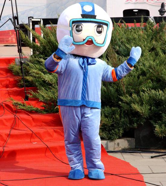 北京奥运村街道“双奥”吉祥物冰雪娃娃首次亮相