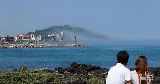 图为济州岛道头峰（《济州日报》）