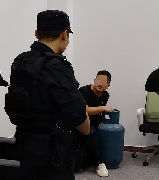 10月8日晚,特警与武警劝说徐某(右一)。武警重庆总队执勤第一支队供图