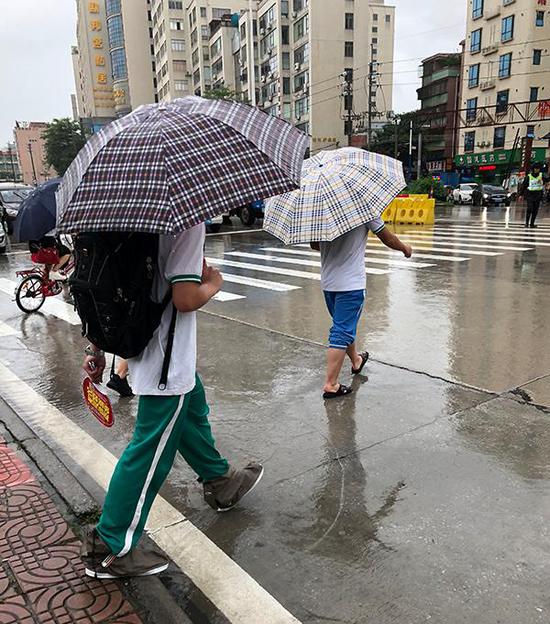 暴雨红警下的广东高考:不少考生穿拖鞋赴考(图