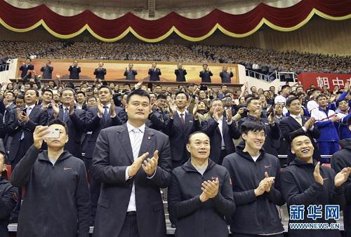 10月9日,中国体育代表团成员姚明(前排左二)等与观众起立鼓掌欢迎女篮队员入场。新华社记者程大雨摄(来源:新华网)