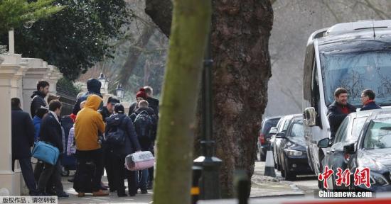 当地时间3月20日，英国伦敦，遭英国驱逐的俄罗斯外交官偕家人准备离开俄罗斯驻英大使馆，将返回俄罗斯。因俄罗斯前间谍斯克里帕尔中毒事件，英国首相此前下令驱逐23名俄罗斯外交官。