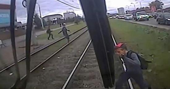 俄13岁少年穿越铁轨时被电车撞倒 奇迹生还(图)