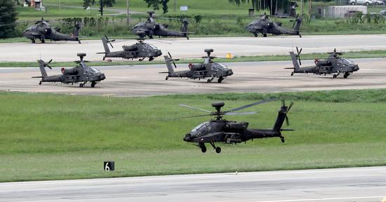 �����ں���ƽ���к���������פ���ġ������桱AH-64��װֱ����