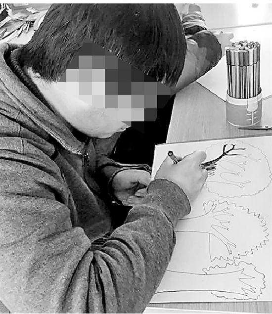 紫阳工疗站内,学员在学画。
