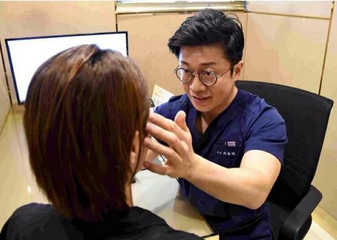 接受美容整形手术后听取韩国医生说明的日本人患者