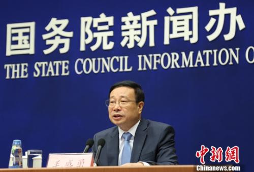 7月16日,国新办举行2018年上半年国民经济运行情况发布会。国家统计局新闻发言人毛盛勇回答记者提问。中新社记者 杨可佳 摄