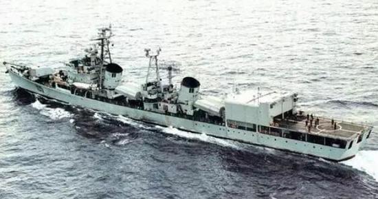 中国第一艘国产导弹驱逐舰“济南号”。1987年，“济南”号舰进行了改装，增装了直升机库和飞行甲板。