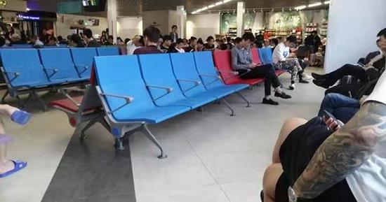 “禁赌令”后,西港机场大量人员离去。摄影:赵孟