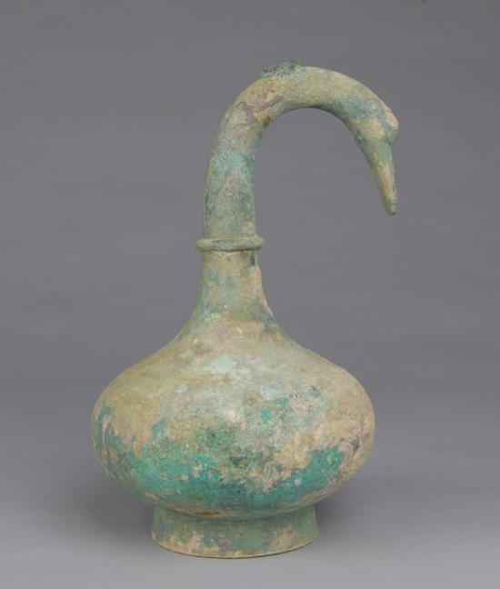 鹅首曲颈青铜壶。来源：三门峡市文物考古研究所官方微博