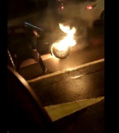 视频|汽车自燃，司机下车用“嘴”灭火！